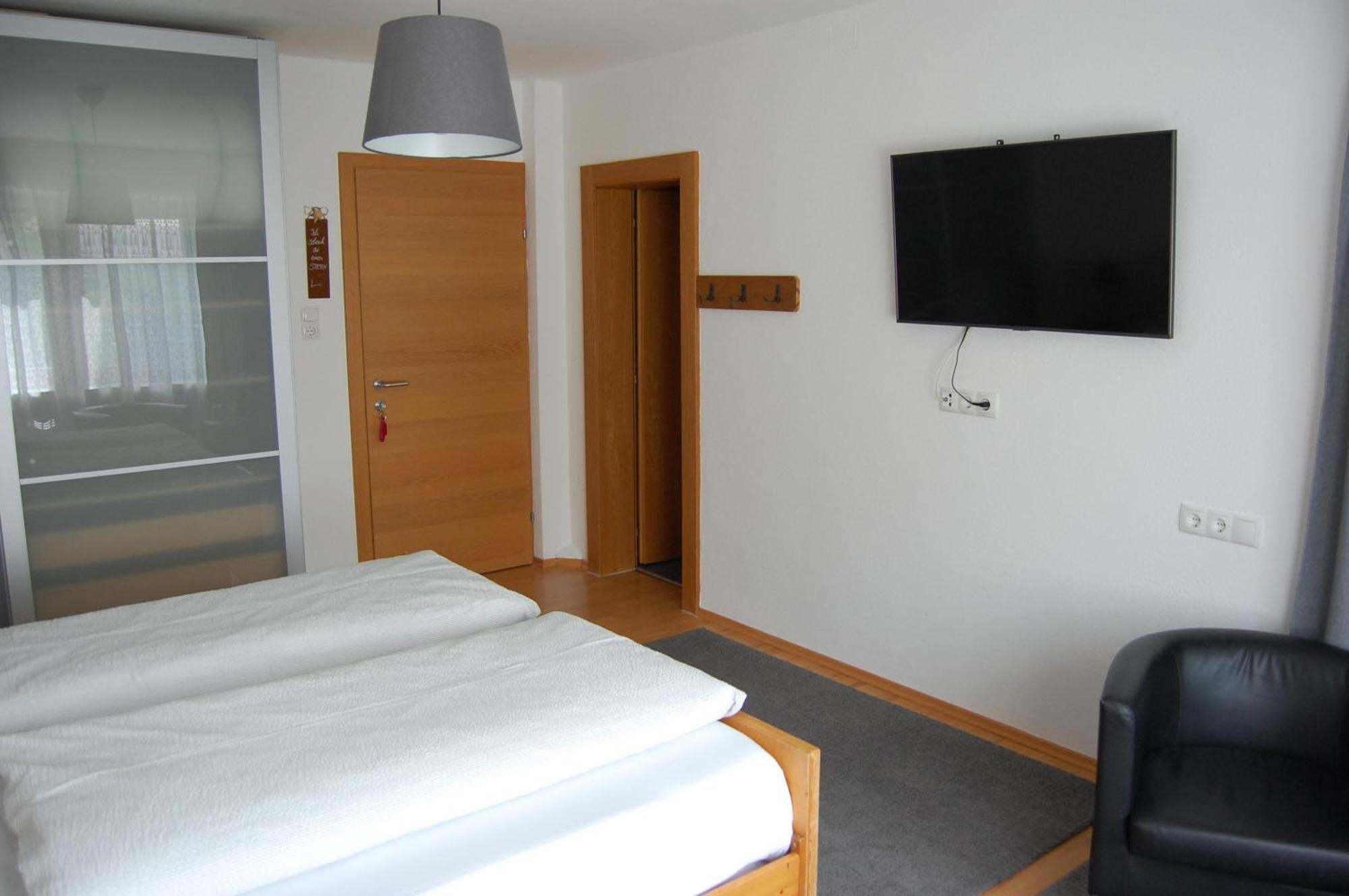 Bed and Breakfast Haus Hager Шлиттерс Экстерьер фото